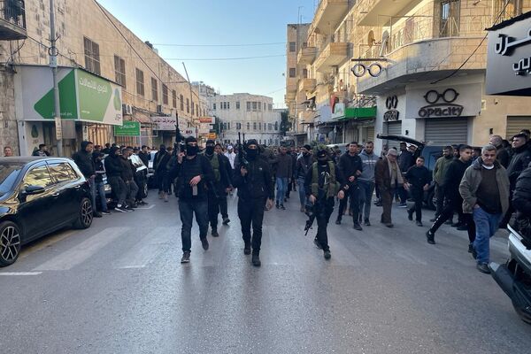 ألوف الفلسطينيين يشيعون قتلى نابلس وإسرائيل ترفع حالة التأهب خشية الانتقام - سبوتنيك عربي