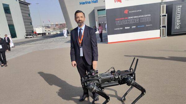 شركة سيكورو الإماراتية تعرض روبوت يستخدم في الكثير من المهام الأمنية وعمليات الإنقاذ والإغاثة - سبوتنيك عربي