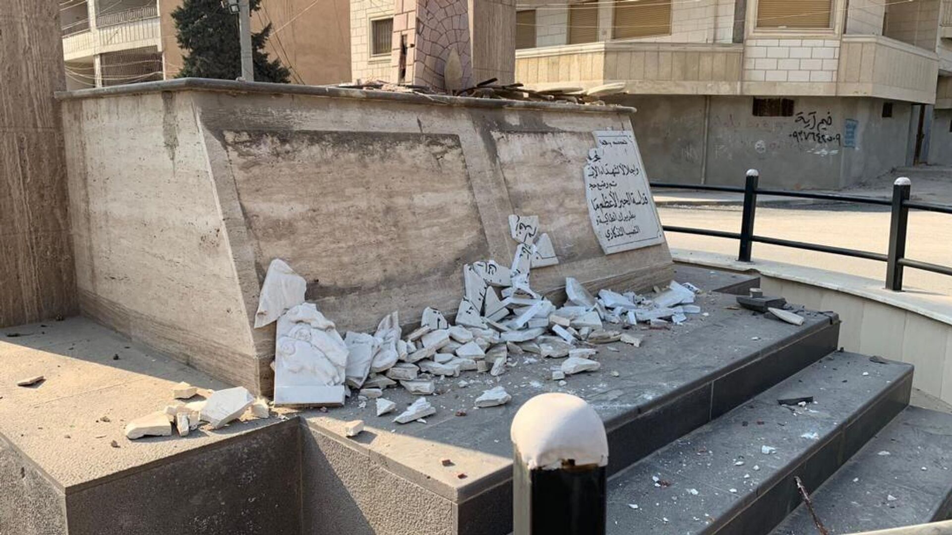 مجهولون يحطمون النصب التذكاري لمذبحة الإبادة السريانية (سيفو) شرقي سوريا - سبوتنيك عربي, 1920, 25.02.2023