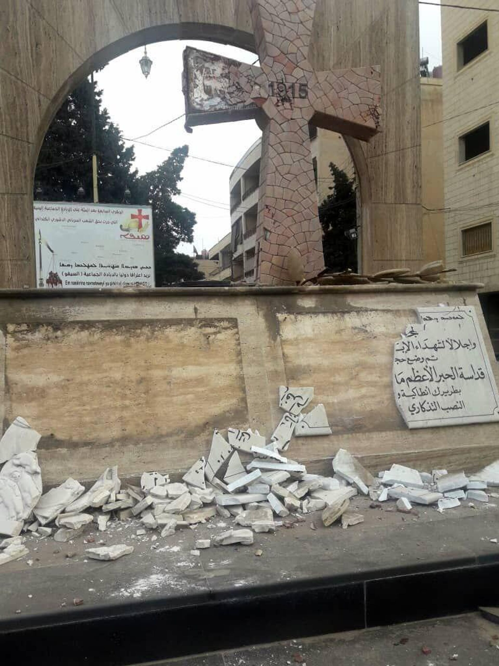 مجهولون يحطمون النصب التذكاري لمذبحة الإبادة السريانية (سيفو) شرقي سوريا - سبوتنيك عربي, 1920, 25.02.2023