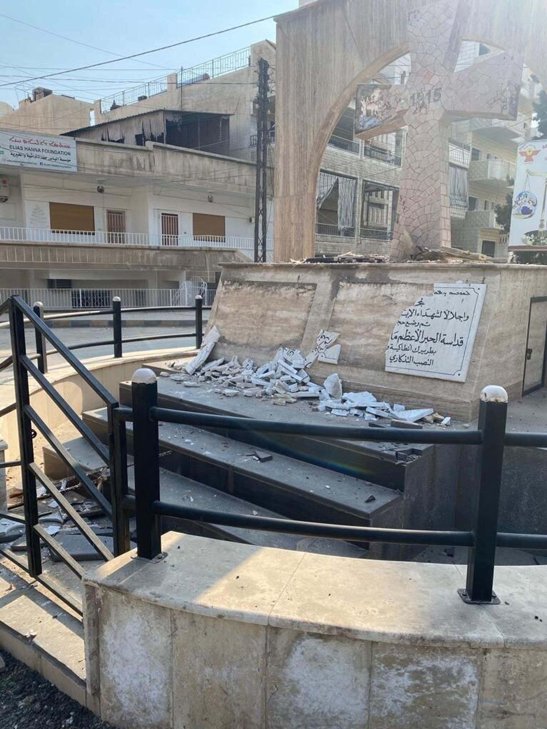 مجهولون يحطمون النصب التذكاري لمذبحة الإبادة السريانية (سيفو) شرقي سوريا - سبوتنيك عربي, 1920, 25.02.2023