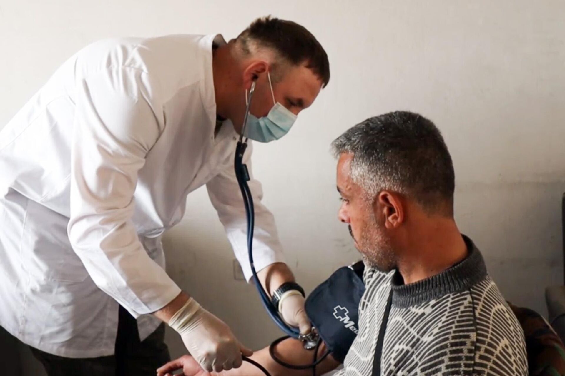 الجيش الروسي يوزع مساعدات وحليب أطفال لمتضرري الزلزال في قرى ريف اللاذقية - سبوتنيك عربي, 1920, 27.02.2023