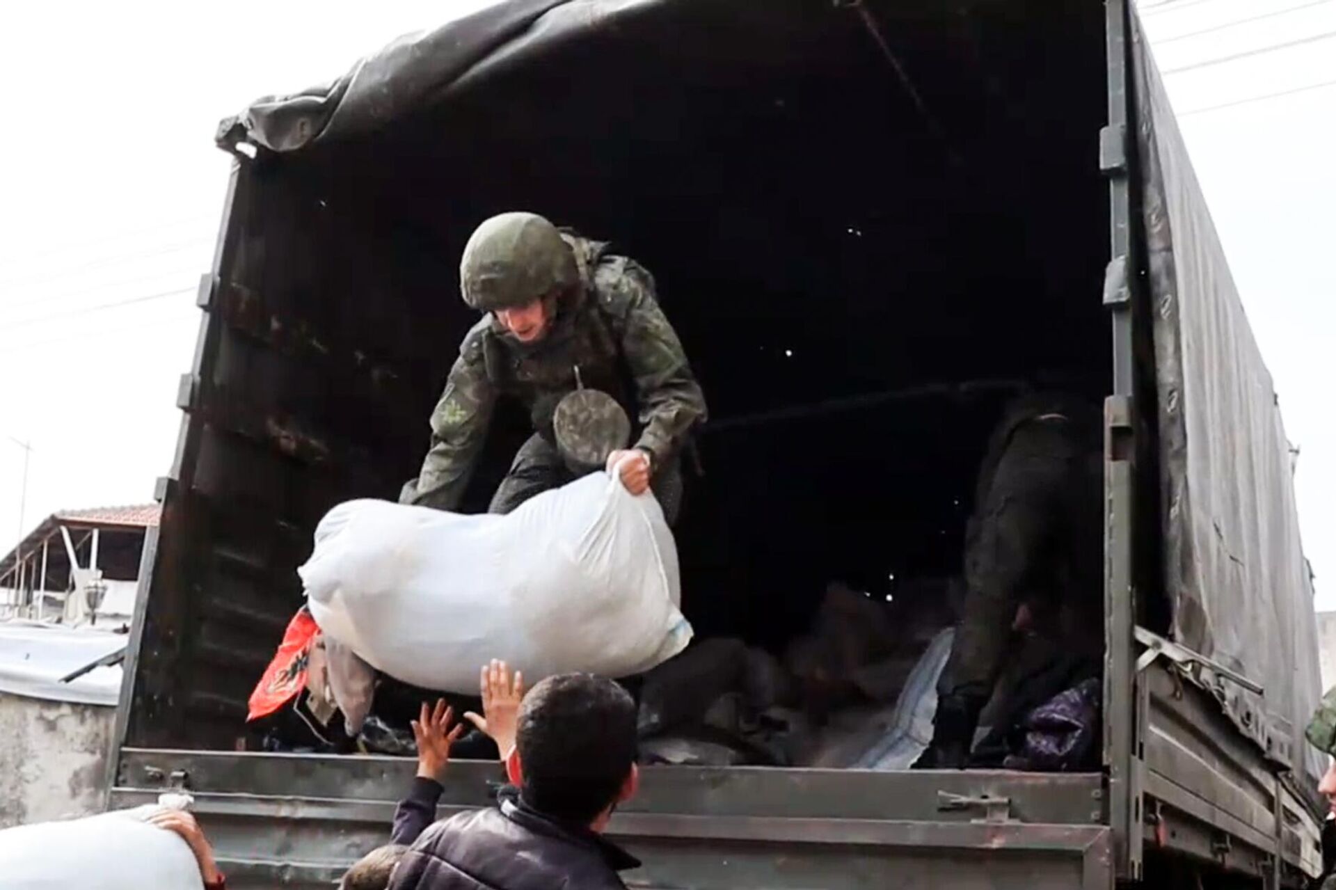 الجيش الروسي يوزع مساعدات وحليب أطفال لمتضرري الزلزال في قرى ريف اللاذقية - سبوتنيك عربي, 1920, 27.02.2023