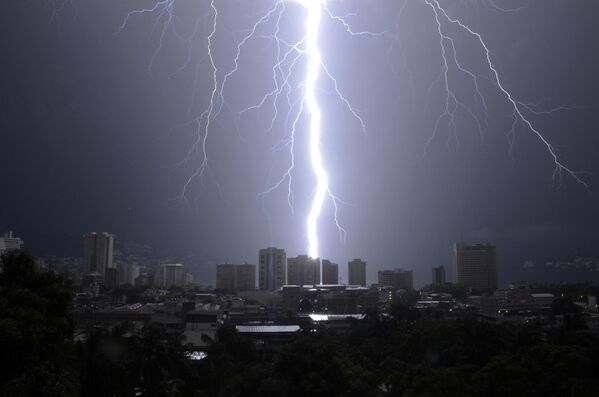 ضربت صاعقة برق مدينة أكابولكو بالمكسيك يوم 7 أكتوبر 2013 - سبوتنيك عربي