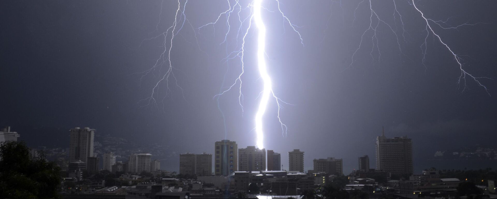ضربت صاعقة برق مدينة أكابولكو بالمكسيك يوم 7 أكتوبر 2013 - سبوتنيك عربي, 1920, 19.08.2023