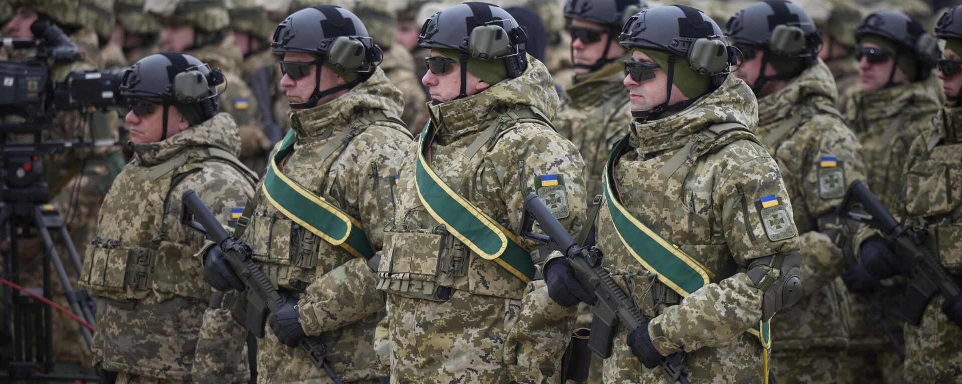 جنود أوكرانيون يصطفون خلال حدث تذكاري بمناسبة ذكرى مرور عام على العملية العسكرية الخاصة الروسية في أوكرانيا في كييف، 24 فبراير 2023. - سبوتنيك عربي, 1920, 12.08.2023