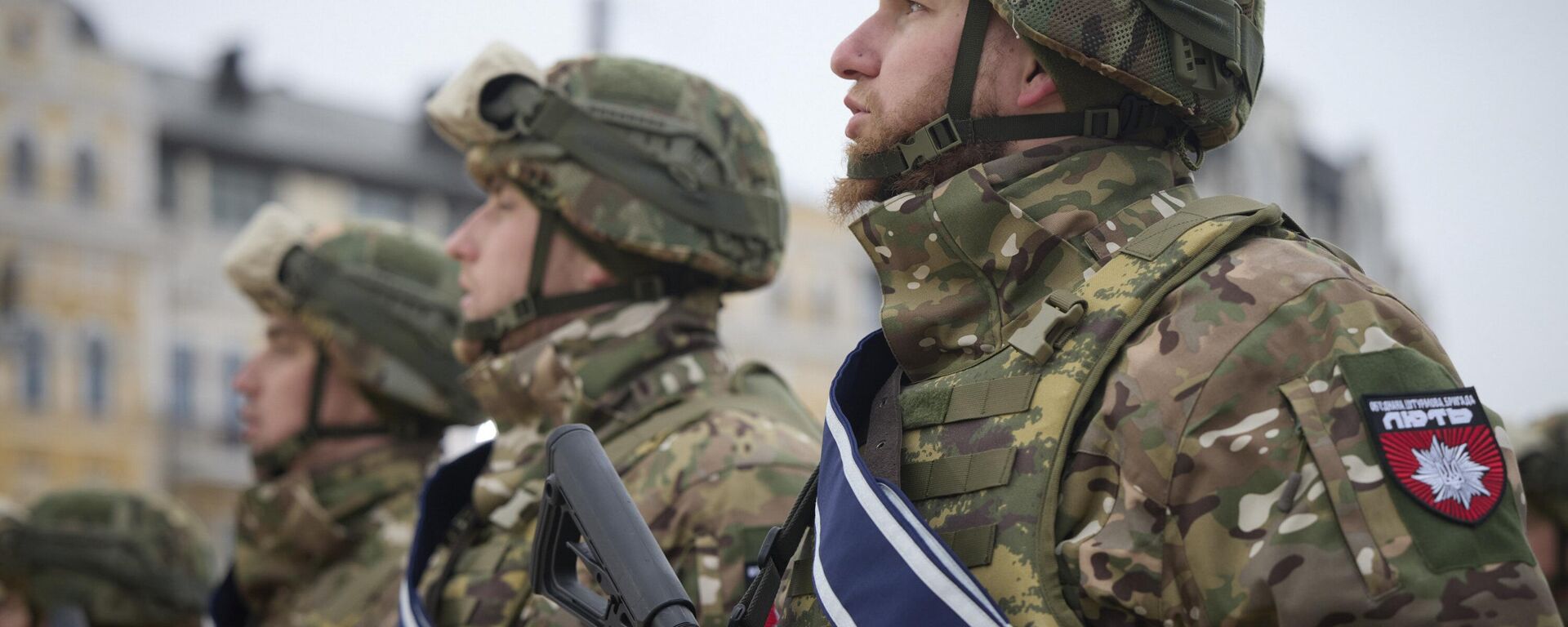 جنود أوكرانيون يصطفون خلال حدث تذكاري بمناسبة ذكرى مرور عام على العملية العسكرية الخاصة الروسية في أوكرانيا في كييف، 24 فبراير 2023. - سبوتنيك عربي, 1920, 09.09.2023