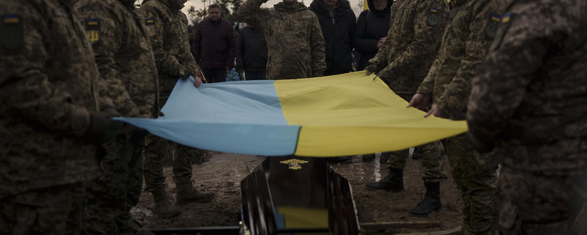 جنود أوكرانيون يرفعون علمهم الوطني فوق نعش رفيقهم، خلال جنازته في بوتشا، ضواحي كييف، أوكرانيا ، 23 ديسمبر 2022. - سبوتنيك عربي, 1920, 28.11.2023