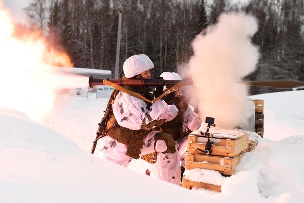 طالبات من الأكاديمية العسكرية للدفاع الإشعاعي والكيميائي والبيولوجي باسم "مارشال الاتحاد السوفيتي"س. ك. تيموشينكو"، خلال التدريب القتالي في ميدان التدريب التكتيكي بالأكاديمية في كوستروما الروسية. - سبوتنيك عربي