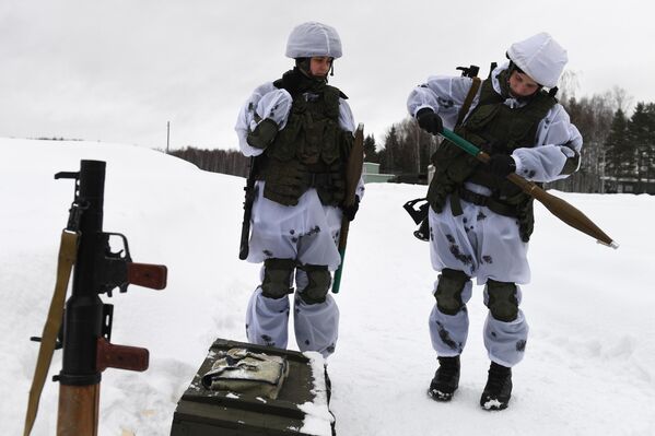 طالبات من الأكاديمية العسكرية للدفاع الإشعاعي والكيميائي والبيولوجي باسم "مارشال الاتحاد السوفيتي"س. ك. تيموشينكو"، خلال التدريب القتالي في ميدان التدريب التكتيكي بالأكاديمية في كوستروما الروسية. - سبوتنيك عربي