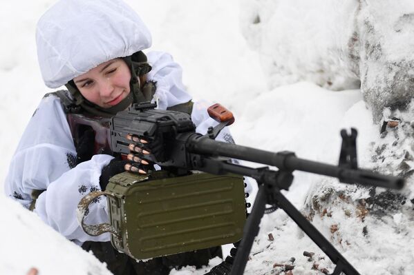 طالبة من الأكاديمية العسكرية للدفاع الإشعاعي والكيميائي والبيولوجي باسم "مارشال الاتحاد السوفيتي"س. ك. تيموشينكو"، خلال التدريب القتالي في ميدان التدريب التكتيكي بالأكاديمية في كوستروما الروسية. - سبوتنيك عربي