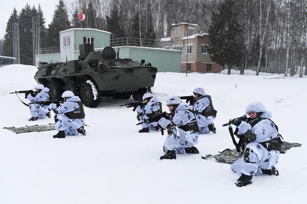 طالبات من الأكاديمية العسكرية للدفاع الإشعاعي والكيميائي والبيولوجي باسم "مارشال الاتحاد السوفيتي"س. ك. تيموشينكو"، خلال التدريب القتالي في ميدان التدريب التكتيكي بالأكاديمية في كوستروما الروسية. - سبوتنيك عربي