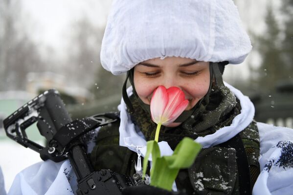 طالبة من الأكاديمية العسكرية للدفاع الإشعاعي والكيميائي والبيولوجي باسم "مارشال الاتحاد السوفيتي"س. ك. تيموشينكو"، بعد الانتهاء من التدريب القتالي في ميدان التدريب التكتيكي بالأكاديمية في كوستروما الروسية. - سبوتنيك عربي