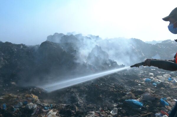 حريق في مكب النفايات الرئيسي في غزة - سبوتنيك عربي