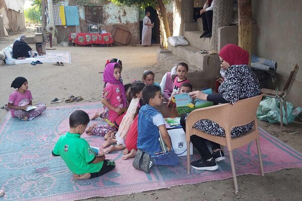 فتاة مصرية تؤسس مكتبة في قريتها الصغيرة بالمنوفية - سبوتنيك عربي