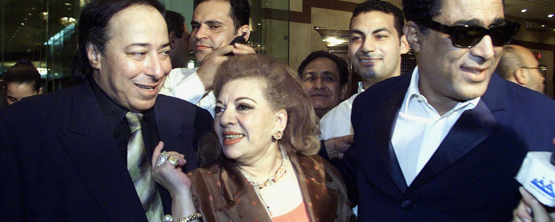 الفنانة المصرية، شريفة فاضل، بين الفنانين أحمد زكي وصلاح السعدني - سبوتنيك عربي, 1920, 05.03.2023