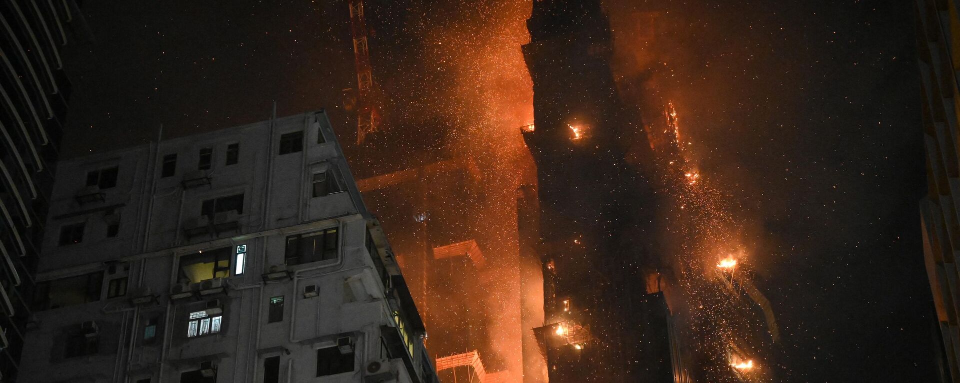 حريق هائل يشتعل في ناطحة سحاب في هونغ كونغ، 3 مارس 2023 - سبوتنيك عربي, 1920, 16.05.2023