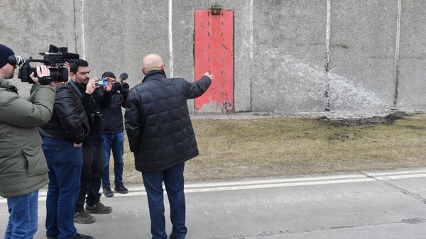 رينات كارتشا (إلى اليمين)، مستشار المدير العام لمؤسسة روسإنيرغوآتوم الروسية، يتحدث إلى الصحفيين في إقليم محطة الطاقة النووية زابوروجيه في إنرجودار. - سبوتنيك عربي