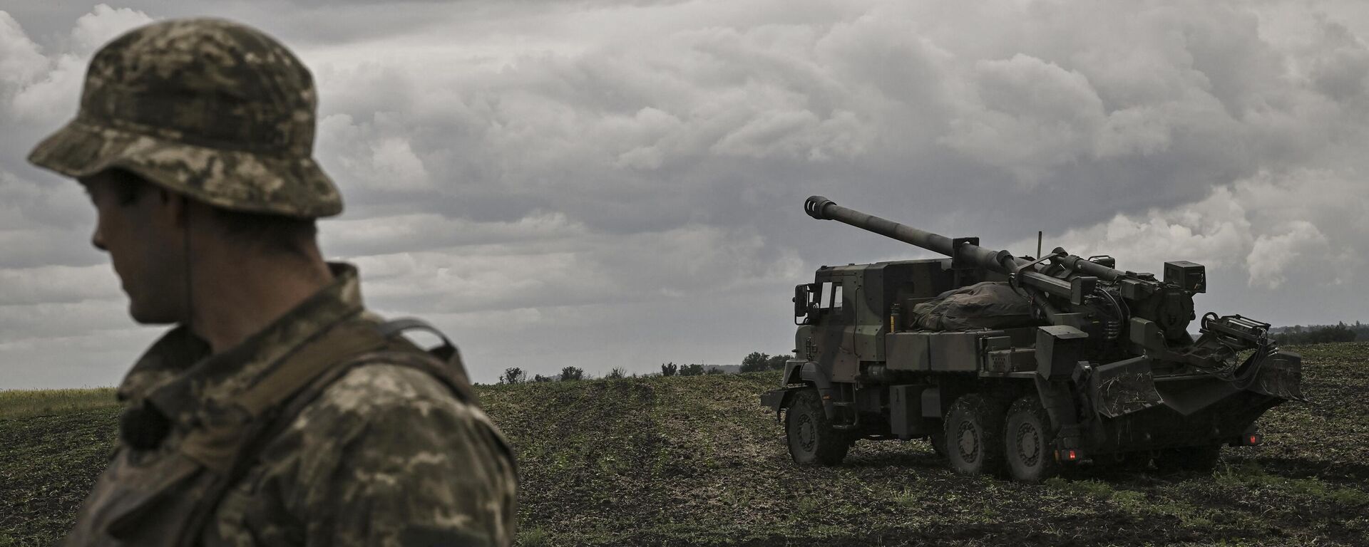 ضابط أوكراني يقف أمام مدفع القيصر الفرنسي ذاتي الدفع عيار 155 مم - سبوتنيك عربي, 1920, 20.04.2023