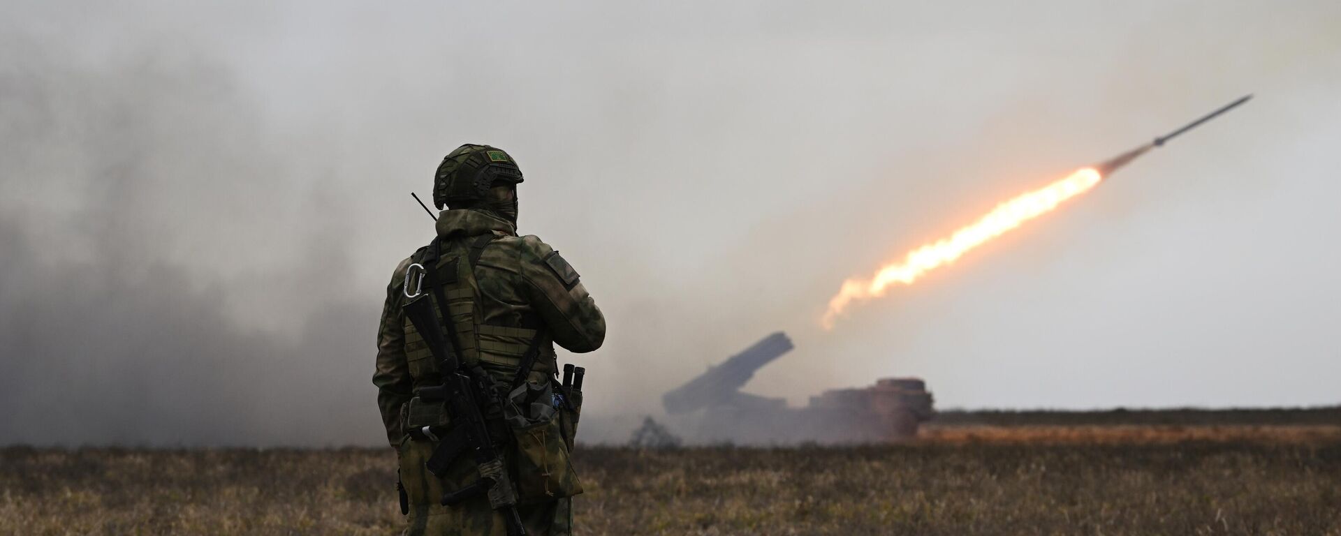 نظام إطلاق الصواريخ المتعددة أوراغان (إعصار) التابع للقوات المسلحة الروسية على مواقع القوات المسلحة الأوكرانية في المنطقة الجنوبية من منطقة العملية العسكرية الخاصة في أوكرانيا. - سبوتنيك عربي, 1920, 27.04.2023