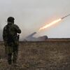 Военнослужащий артиллерийского расчета РСЗО Ураган вооруженных сил РФ работает по позициям ВСУ в южном секторе СВО - سبوتنيك عربي