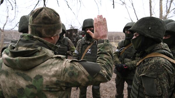جنود من طاقم المدفعية في المنطقة الجنوبية من منطقة العملية العسكرية الخاصة في أوكرانيا. - سبوتنيك عربي