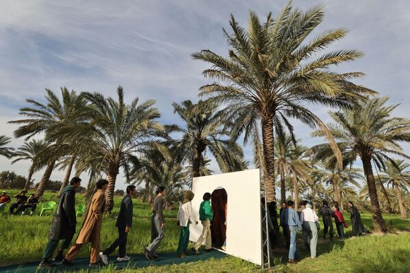 عرض أزياء في بستان في الحسينية، شمال بغداد في 7 مارس 2023. - سبوتنيك عربي