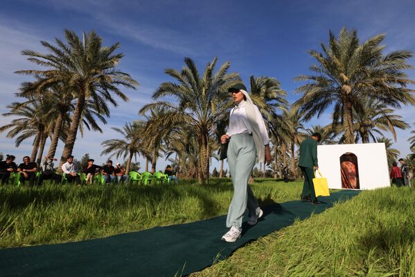 عارضة أزياء عراقية خلال عرض أزياء في بستان في الحسينية، شمال بغداد في 7 مارس 2023. - سبوتنيك عربي