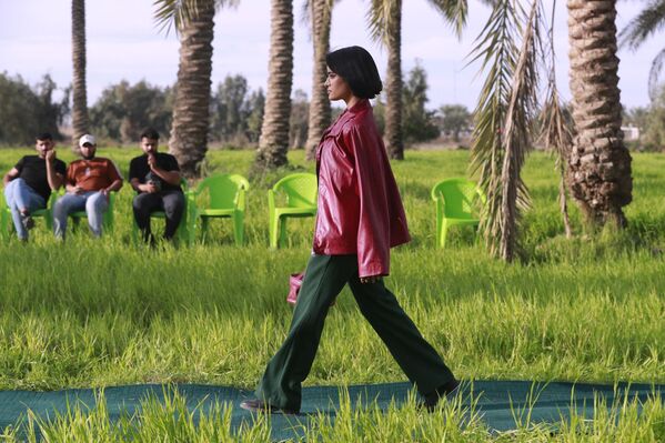 عارضة أزياء عراقية خلال عرض أزياء في بستان في الحسينية، شمال بغداد في 7 مارس 2023. - سبوتنيك عربي