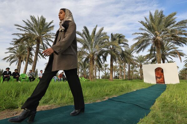 عارضة أزياء عراقية خلال عرض أزياء في بستان في الحسينية، شمال بغداد في 7 مارس 2023. - سبوتنيك عربي