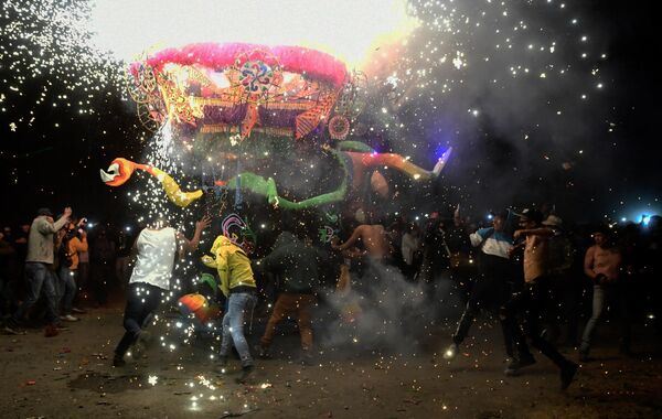 مراسم الاحتفال بمهرجان توريتو التقليدي (الثور الصغير)، للألعاب النارية في تولتيبيك، المكسيك، في 8 مارس 2023. - سبوتنيك عربي