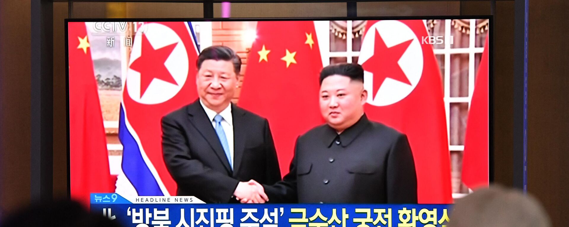 زعيم كوريا الشمالية، كيم جونغ أون، يصافح الرئيس الصيني، شي جين بينغ، 20 يونيو/ حزيران 2019 - سبوتنيك عربي, 1920, 12.09.2023