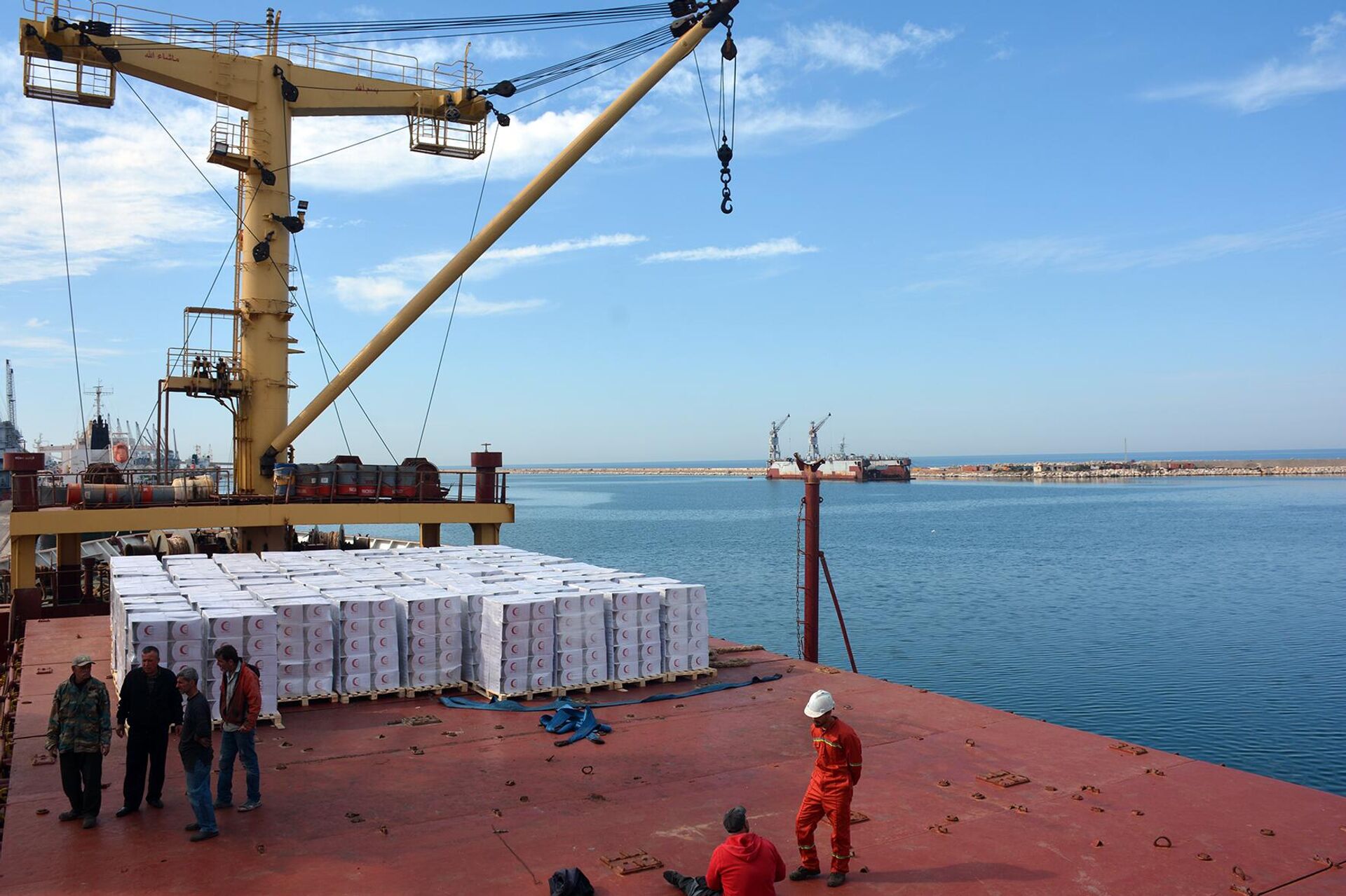 1000 طن مساعدات إغاثية إماراتية لمتضرري الزلزال تدخل ميناء اللاذقية 1000 طن مساعدات إغاثية إماراتية لمتضرري الزلزال تدخل ميناء اللاذقية - سبوتنيك عربي, 1920, 12.03.2023