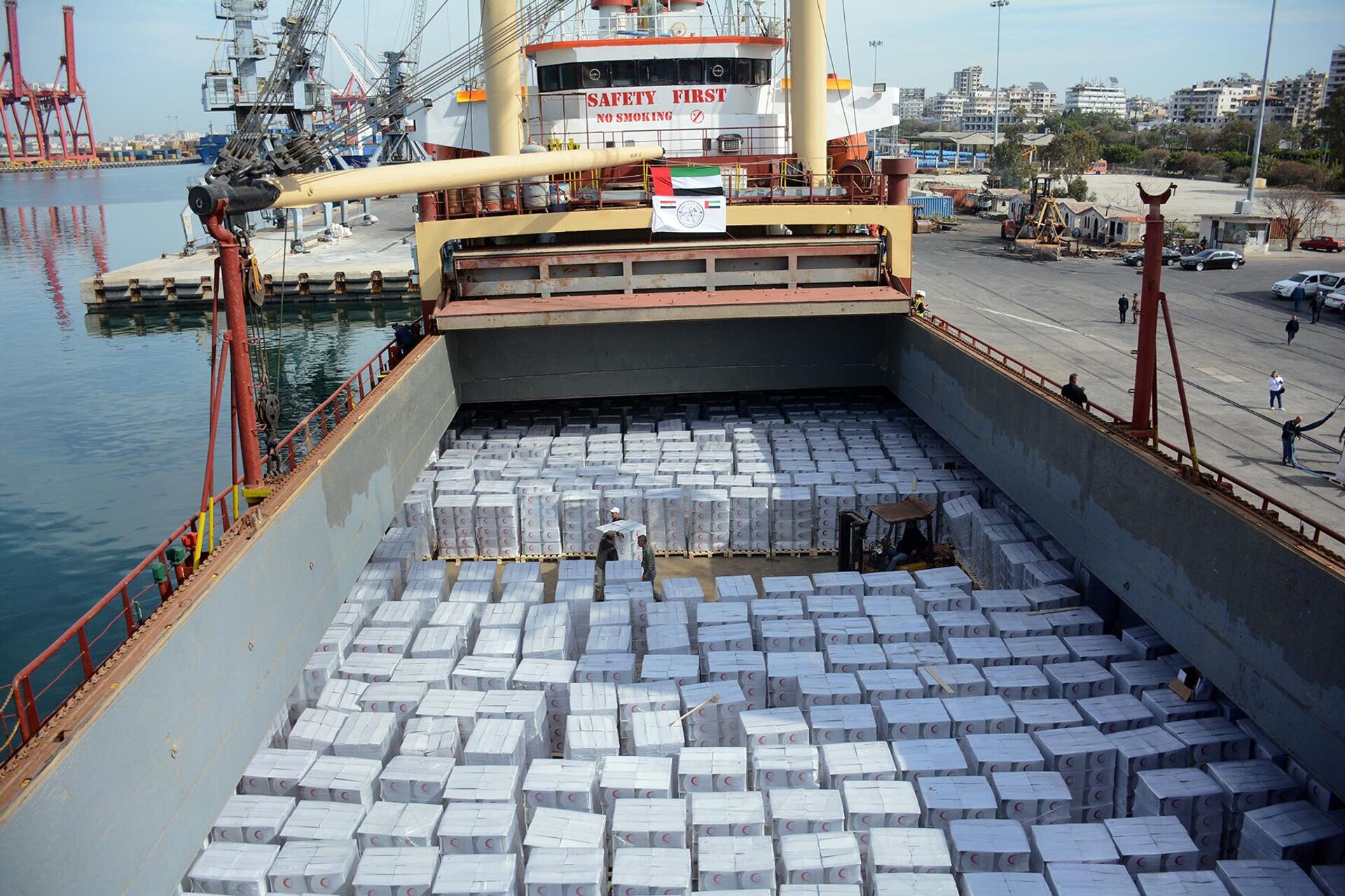 1000 طن مساعدات إغاثية إماراتية لمتضرري الزلزال تدخل ميناء اللاذقية 1000 طن مساعدات إغاثية إماراتية لمتضرري الزلزال تدخل ميناء اللاذقية - سبوتنيك عربي, 1920, 12.03.2023