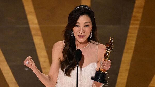 ميشيل يوه أول امرأة آسيوية تفوز بأوسكار أفضل ممثلة 13 مارس 2023 - سبوتنيك عربي