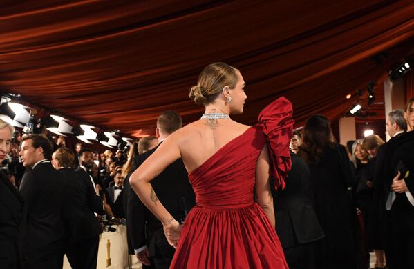 عارضة الأزياء الأمريكية والممثلة كارا ديليفين على السجادة الحمراء لحفل توزيع جوائز الأوسكار السنوي الـ95 في مسرح دولبي في هوليوود، كاليفورنيا في 12 مارس 2023. - سبوتنيك عربي