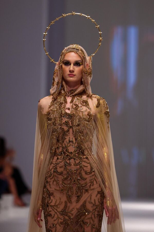 عارضة أزياء تقدم زيًا من تصميم "أماتو" خلال أسبوع الموضة في دبي، الإمارات العربية المتحدة 10 مارس/آذار 2023. - سبوتنيك عربي