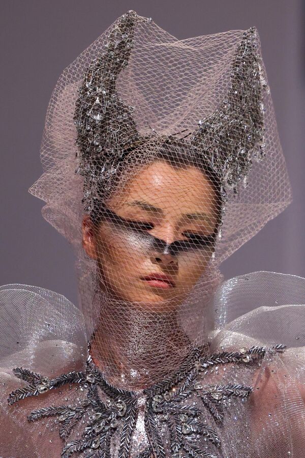 .عارضة أزياء تقدم زيًا من تصميم "أماتو" خلال أسبوع الموضة في دبي، الإمارات العربية المتحدة 10 مارس/آذار 2023. - سبوتنيك عربي