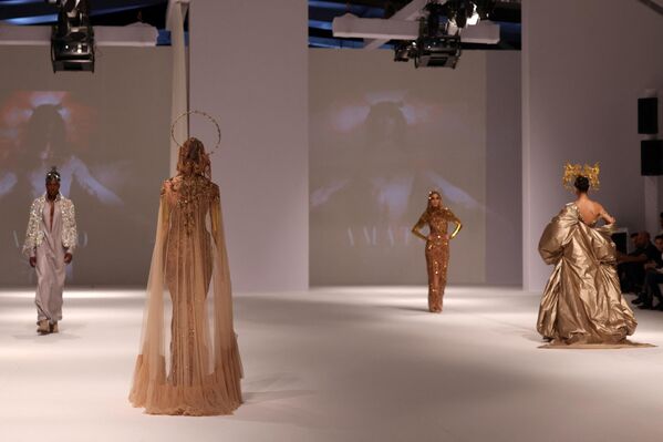عارضة أزياء تقدم زيًا من تصميم "أماتو" خلال أسبوع الموضة في دبي، الإمارات العربية المتحدة 10 مارس/آذار 2023. - سبوتنيك عربي