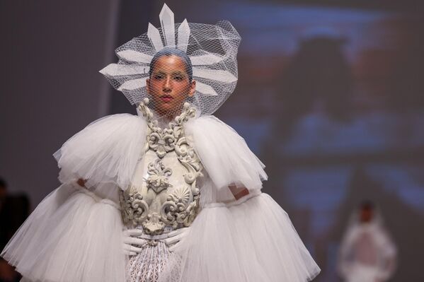 عارضة أزياء تقدم زيًا من تصميم "أماتو" خلال أسبوع الموضة في دبي، الإمارات العربية المتحدة 10 مارس/آذار 2023. - سبوتنيك عربي