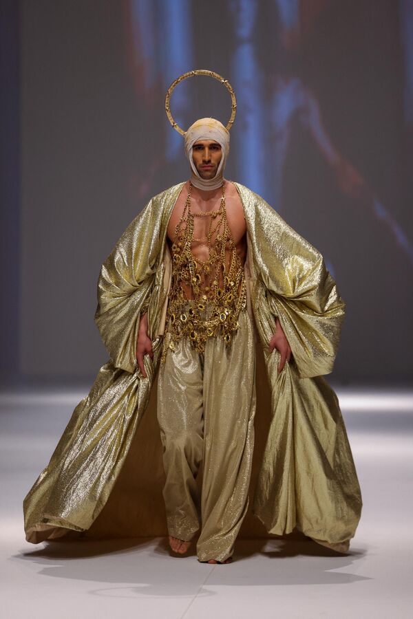 عارض أزياء تقدم زيًا من تصميم "أماتو" خلال أسبوع الموضة في دبي، الإمارات العربية المتحدة 10 مارس/آذار 2023. - سبوتنيك عربي