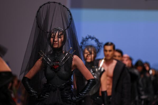 عارضة أزياء تقدم زيًا من تصميم "أماتو" خلال أسبوع الموضة في دبي، الإمارات العربية المتحدة 10 مارس/آذار 2023. - سبوتنيك عربي