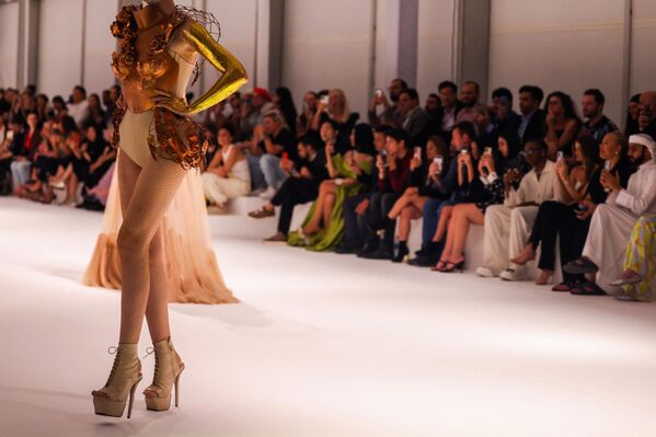 عارضة أزياء تقدم زيًا من تصميم "أماتو" خلال أسبوع الموضة في دبي، الإمارات العربية المتحدة 10 مارس/آذار 2023. - سبوتنيك عربي
