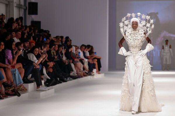 عارضة أزياء تقدم زيًا من تصميم "أماتو" خلال أسبوع الموضة في دبي، الإمارات العربية المتحدة 10 مارس/آذار 2023. - سبوتنيك عربي