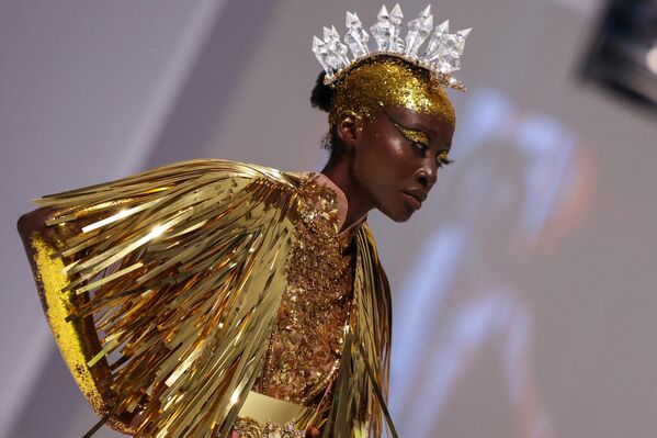 عارضة أزياء تقدم زيًا من تصميم "أماتو" خلال أسبوع الموضة في دبي، الإمارات العربية المتحدة 10 مارس/آذار 2023. - سبوتنيك عربي