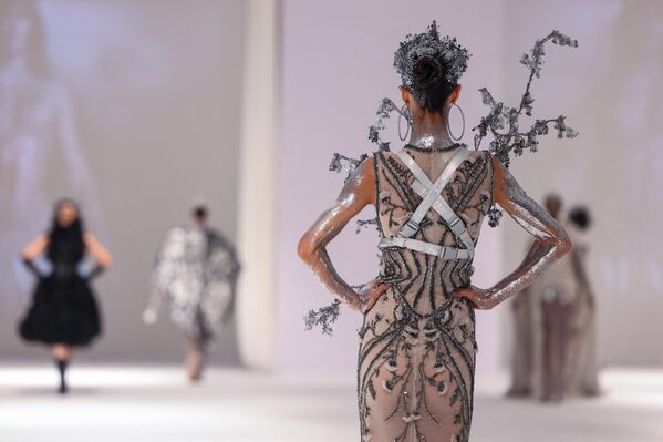 عارضة أزياء تقدم زيًا من تصميم "أماتو" خلال أسبوع الموضة في دبي، الإمارات العربية المتحدة 10 مارس/آذار 2023. - سبوتنيك عربي