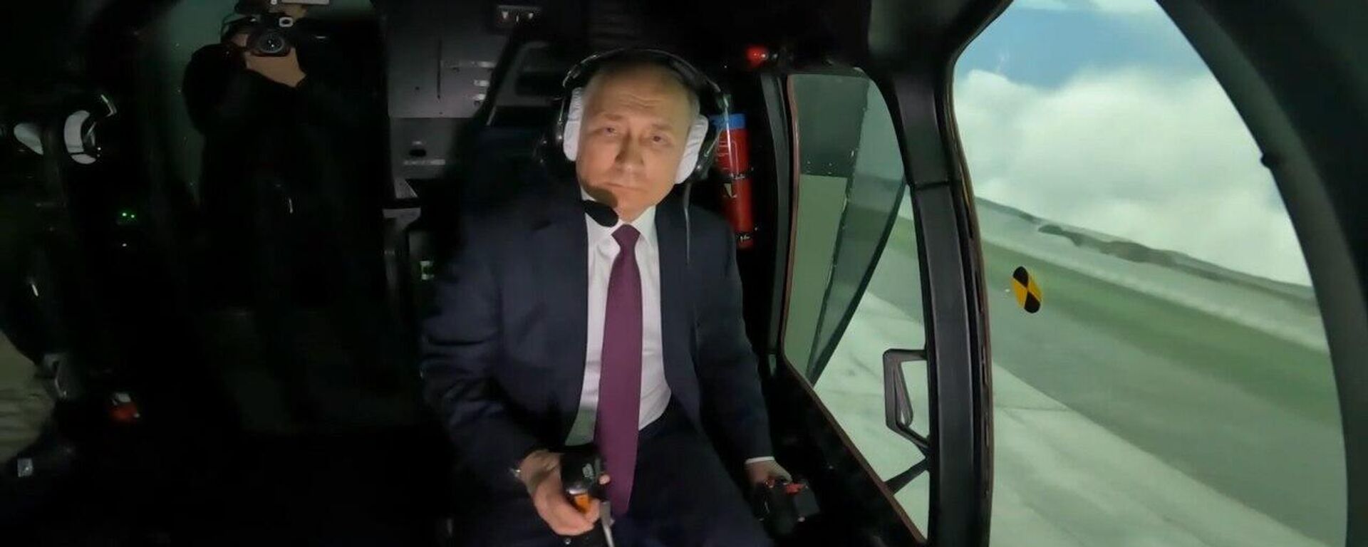 بوتين يقود مروحية عسكرية على جهاز محاكاة الطيران - سبوتنيك عربي, 1920, 15.03.2023