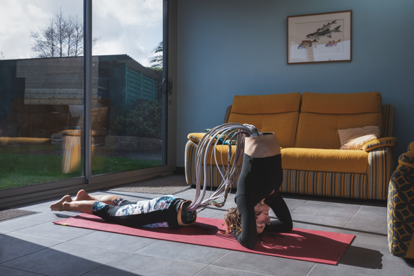 صورة بعنوان "الروحانية الرقمية - المرونة"، للمصور نيكولاس بيجوت من فرنسا، الفائز في فئة   "الإبداع" من  جوائز مسابقة سوني العالمية للتصوير لعام 2023". يقو المصور: اليوغا والروبوتات/ الذكاء الاصطناعي هما مجالان متعارضان تقريبًا. أردت أن أطرح أسئلة حول كيف يمكن للآلات تفسير مفاهيم الجسد المادي والعقل والوعي. كيف يمكن لآلة التفكير أن تفسر الروحانية والتأمل؟ هل يمكن للذكاء الاصطناعي أن يتفهم العناية بالجسم وإيجاد التوازن العقلي؟  - سبوتنيك عربي