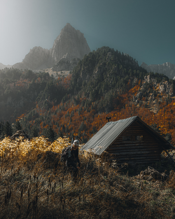 صورة بعنوان "عام غير معنون"، للمصور جيورجوس روسوبولوس من اليونان، الفائز في فئة "المناظر الطبيعية" في جوائز مسابقة سوني العالمية للتصوير لعام 2023".يقول المصور: اضطررت للتوقف والتحديق في هذا المنظر المذهل أثناء التنزه في حديقة بيندوس الوطنية، اليونان. القمة في المسافة هي جبل تيمفي، الذي يبلغ ارتفاعه 2497 مترًا.  - سبوتنيك عربي