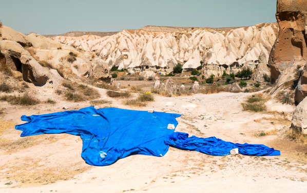 صورة بعنوان "غطاءالعام"، للمصورة زينب دميرهان من تركيا، الفائزة في فئة "مادة" في جوائز مسابقة سوني العالمية للتصوير لعام 2023".تقول المصورة: يؤدي وضع الغطاء إلى إنشاء حد بين جزأين من المناظر الطبيعية؛ أثناء حماية المناظر الطبيعية، فإنه يقسمها إلى أقسام مميزة. في كابادوكيا، في تركيا، تم وضع غطاء من صنع الإنسان منفصل ويبرز في هذه البيئة بين التكوينات الصخرية الرائعة. يبحث في الحدود التي يتم تعيينها عند إنشاء مثل هذه الفواصل، ويسلط الضوء على العلاقة بين المادة والطبيعة. - سبوتنيك عربي